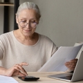 Female wear glasses calculates expenses