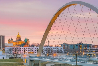 des moines skyline in iowa 