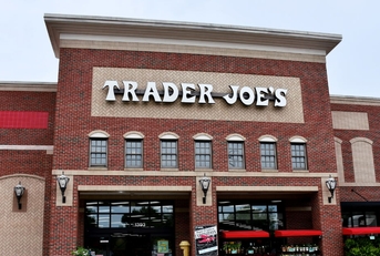 trader joe&#x27;s store in north carolina from outside during day time