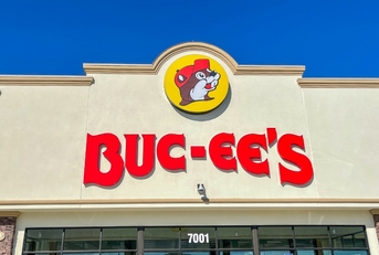 outside of buc ee&#x27;s convenience store