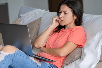 confused woman using laptop