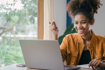 student studies online on laptop