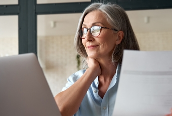 senior seeker searching job online