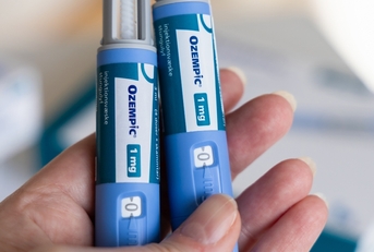hand holding ozempic insulin