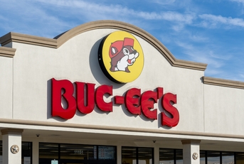 Buc-ee&#x27;s sign on the building
