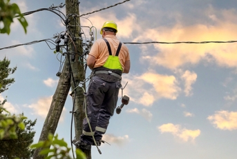 electrical lineman working 