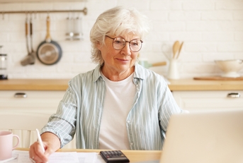 Senior paying electricity bills online