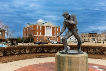 elvis presley statue in tupelo