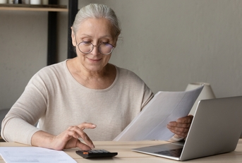 Female wear glasses calculates expenses