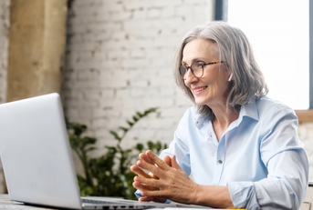 senior businesswoman sitting at the desk using laptop