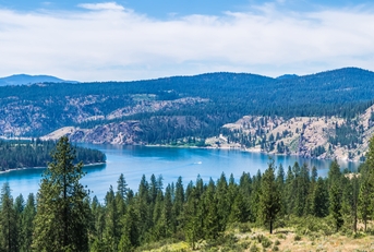 columbia river scenes on a beautiful sunny day
