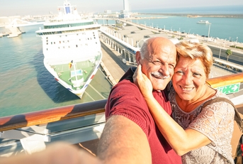 couple taking selfie on cruise ship