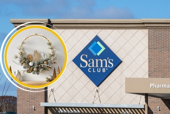 Sam&#x27;s Club store with holiday wreath