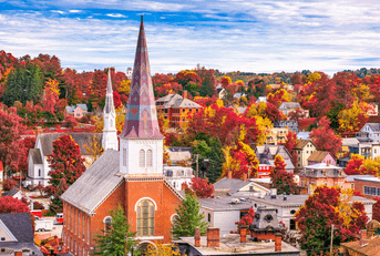 Montpelier, Vermont, USA town skyline in autumn