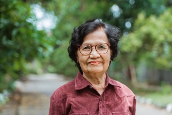 Close up portrait of senior woman in the park