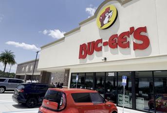 buc-ee&#x27;s retail store front 