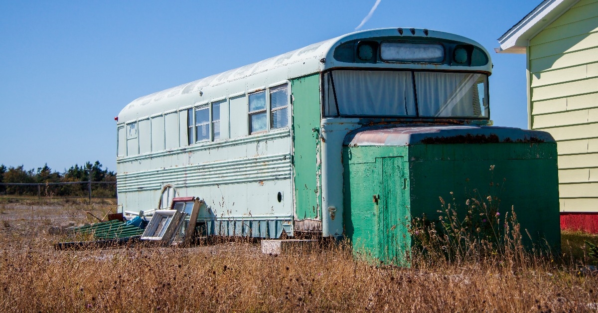an old school bus converted into a camper cabin