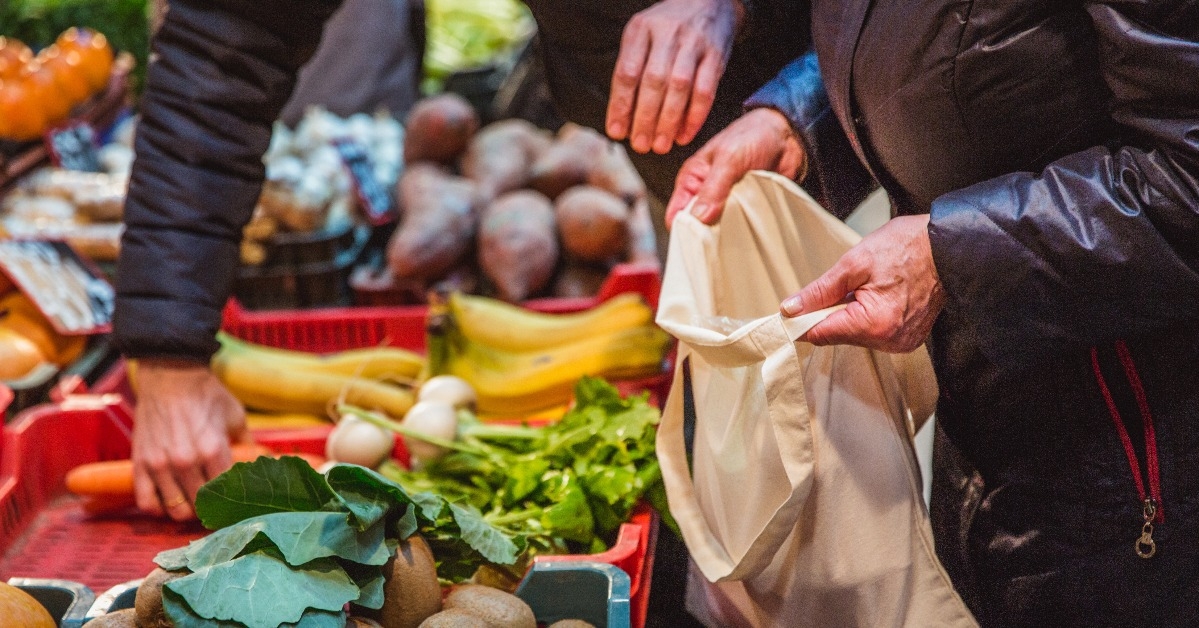 shopping with eco shopper bag at street market