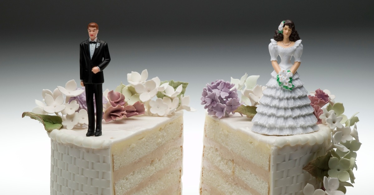 cut wedding cake