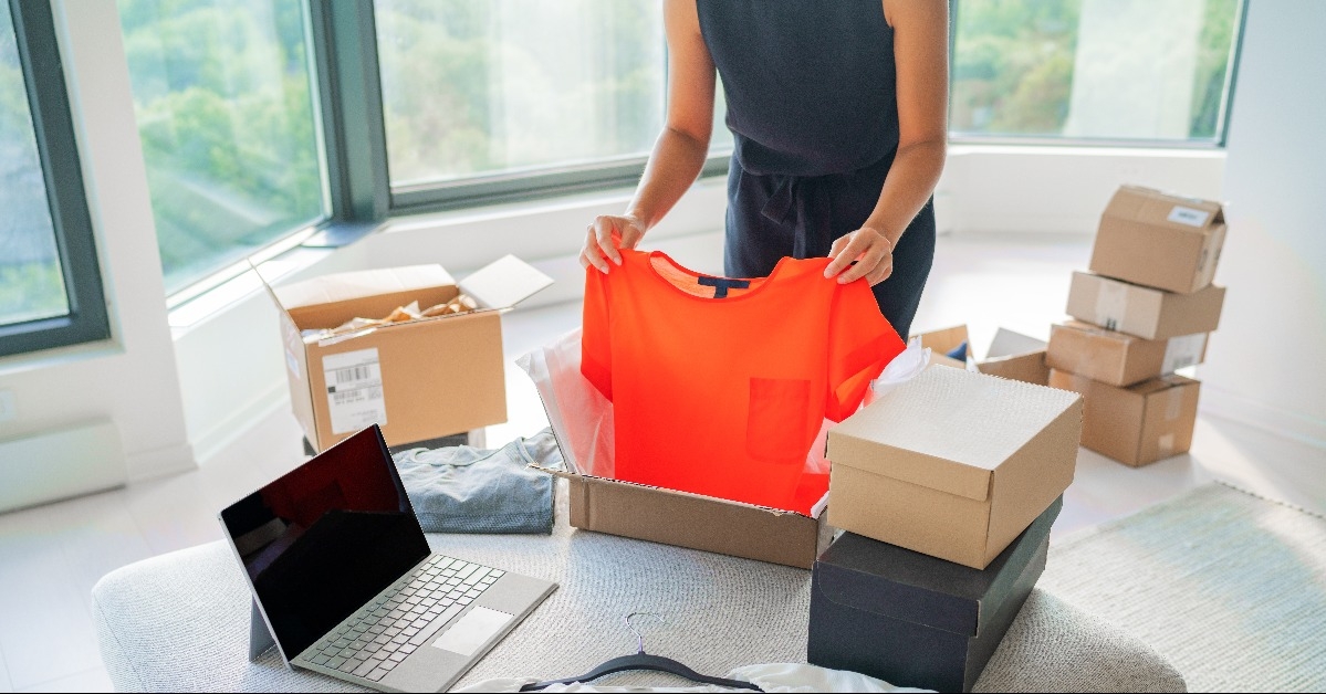 selling new or used clothes online with internet app