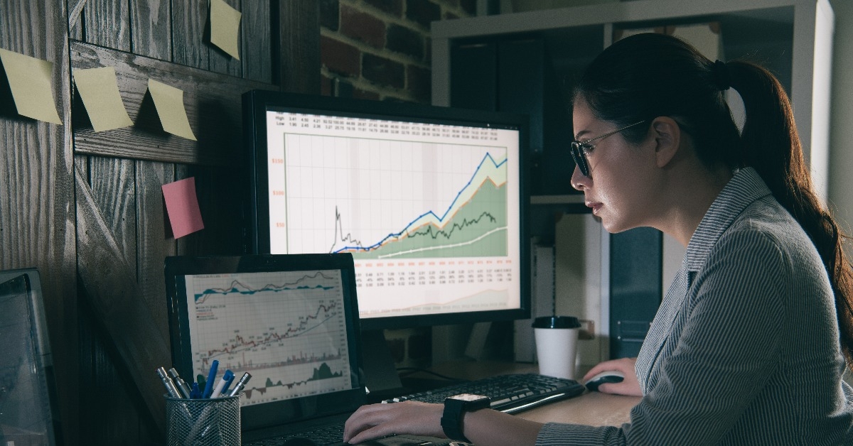 wear glasses stock analysts research