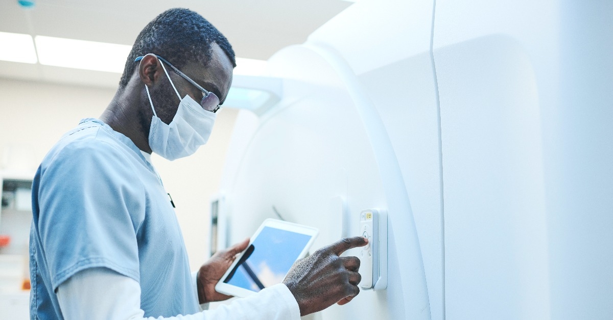 African-American MRI technologist in mask and glasses 