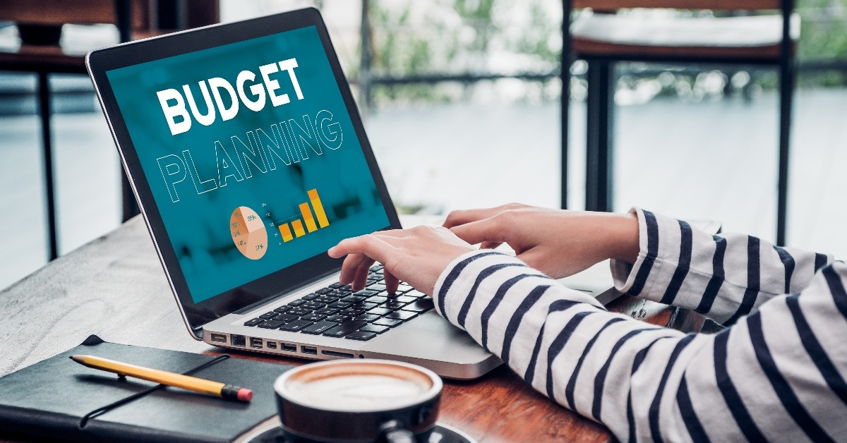 hand of influencer budget planning for online media advertising