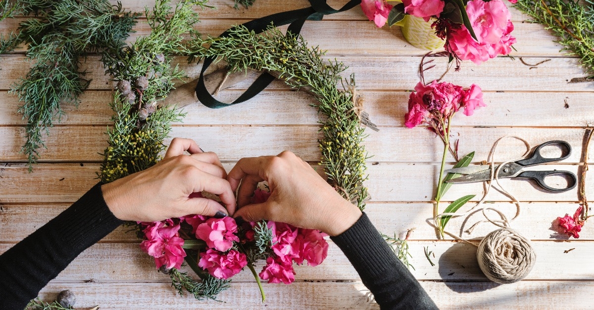 Creating a wooden wreath with flowers