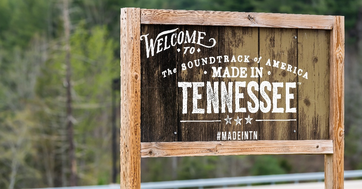 Welcome to Tennessee sign at border 