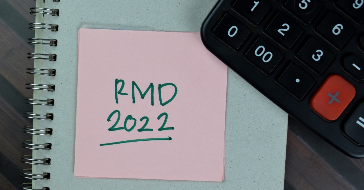 Required Minimum Distribution 2022 written on sticky notes