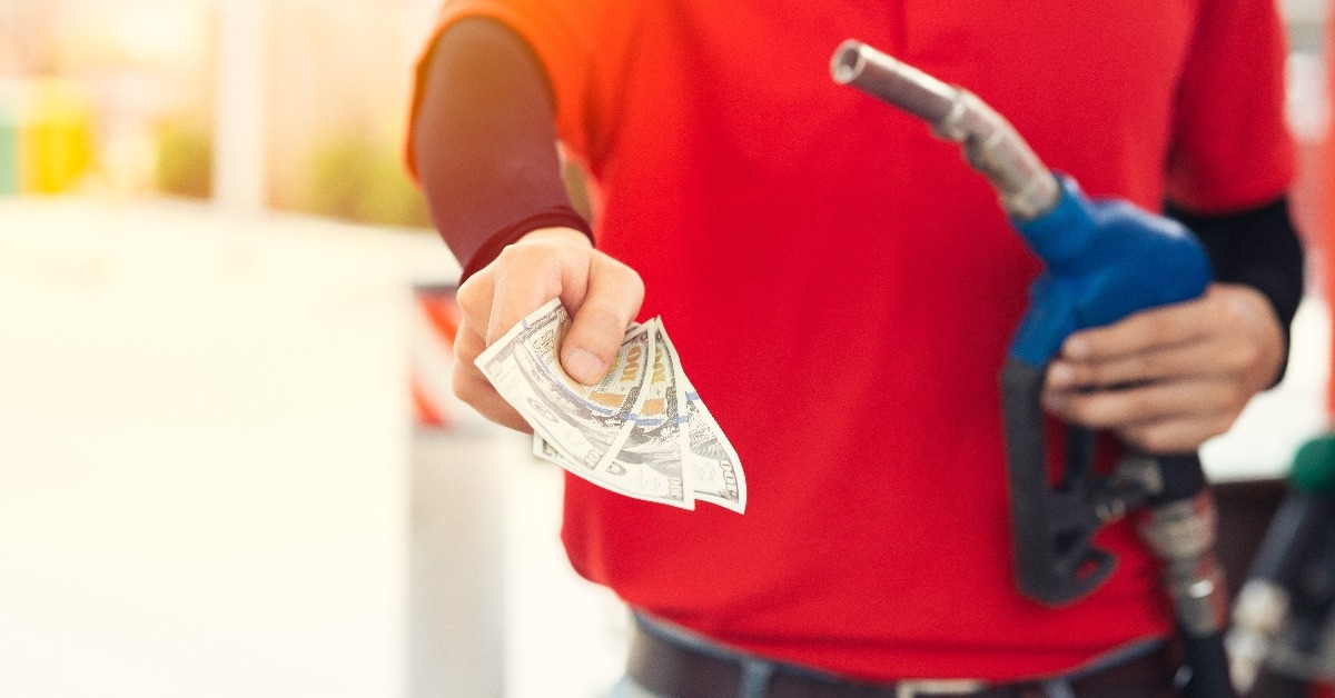 gas station staff worker return the money back