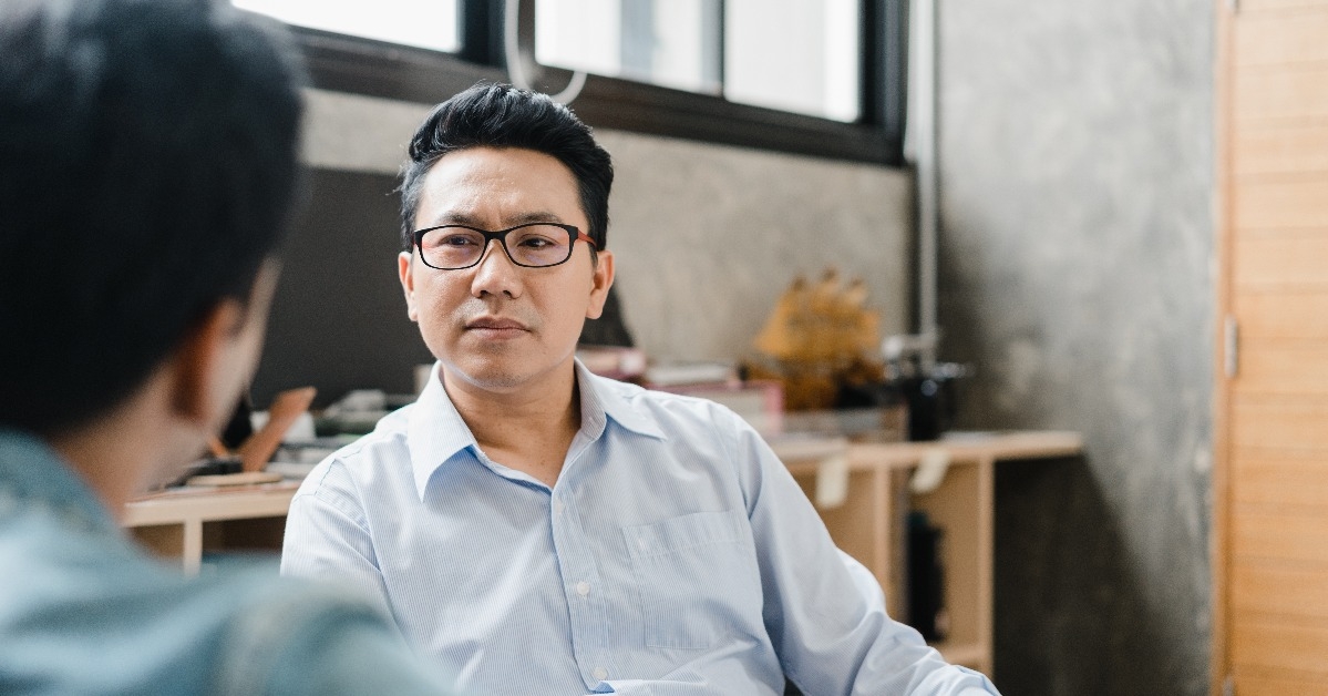 asian businessman talking to an intern