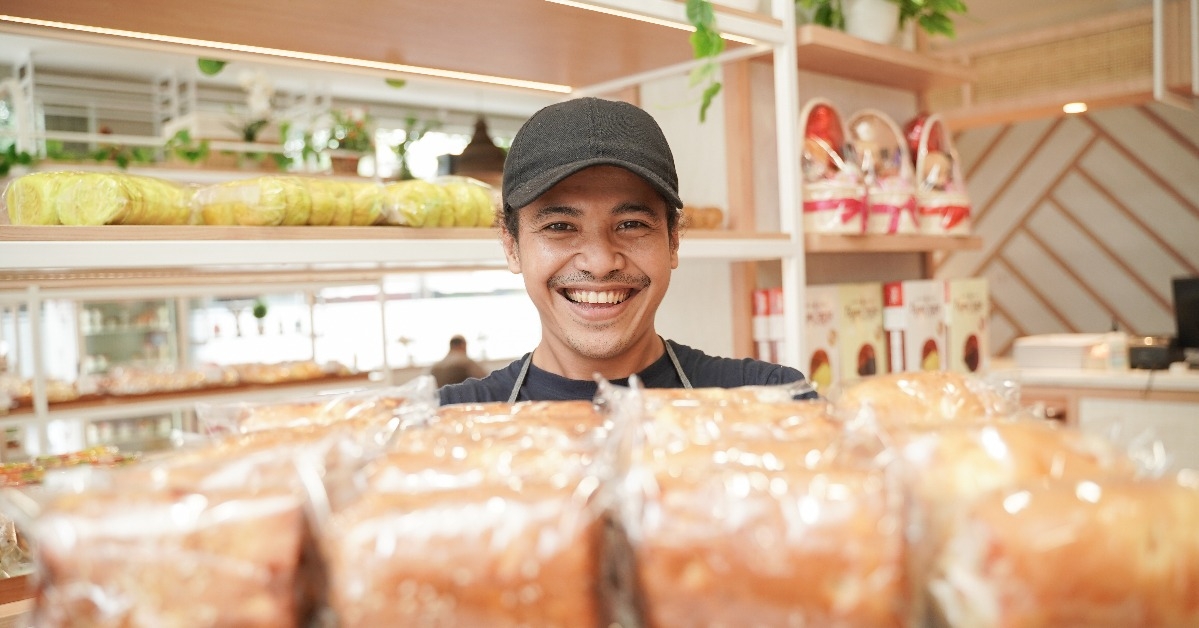 asian smiling worker at the bakery shop 