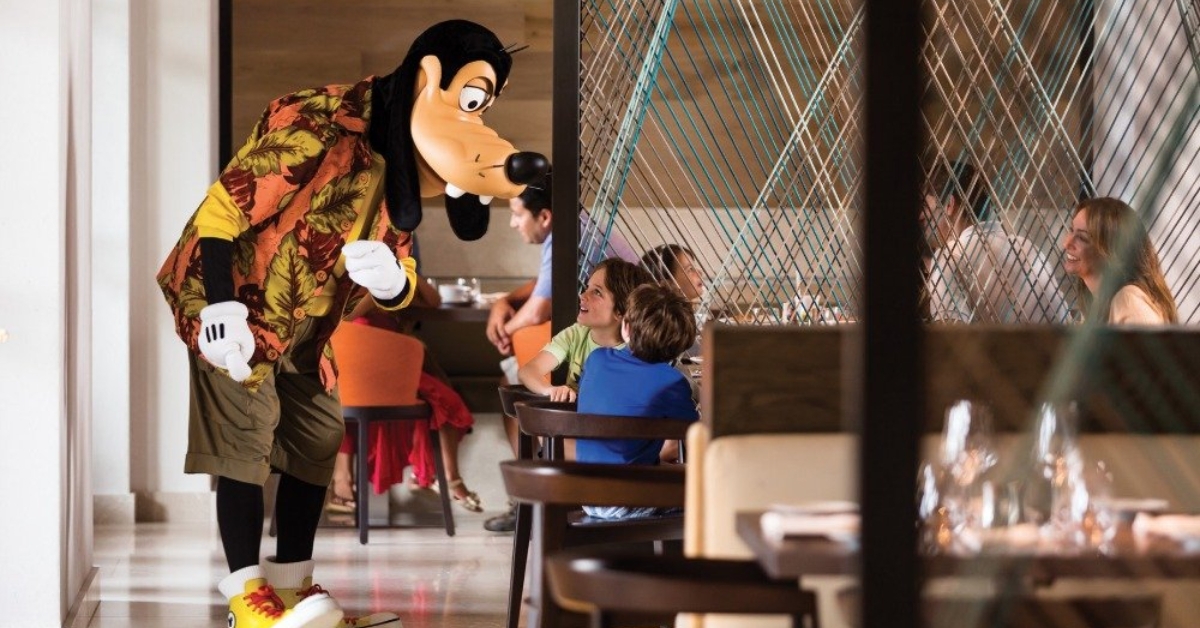 Meeting Goofy at Character dinning Disney