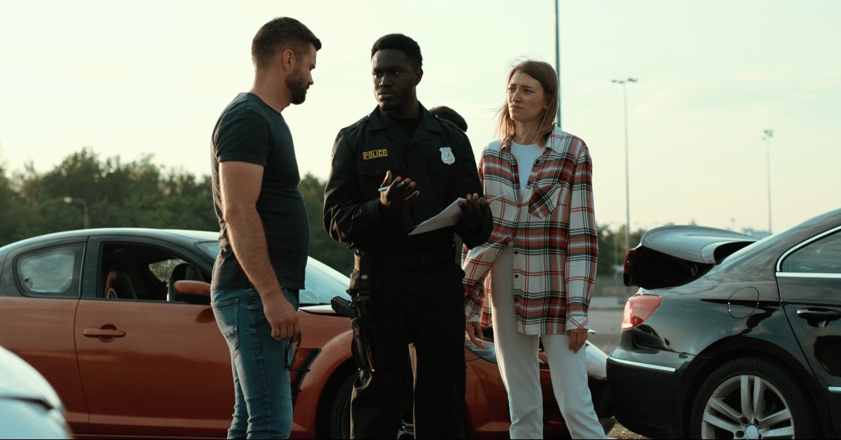 two drivers talking about the situation to policemen