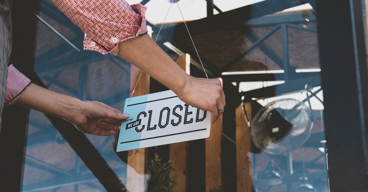 closed sign on the entrance door of a small cafe