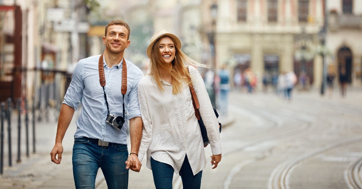 tourist couple traveling