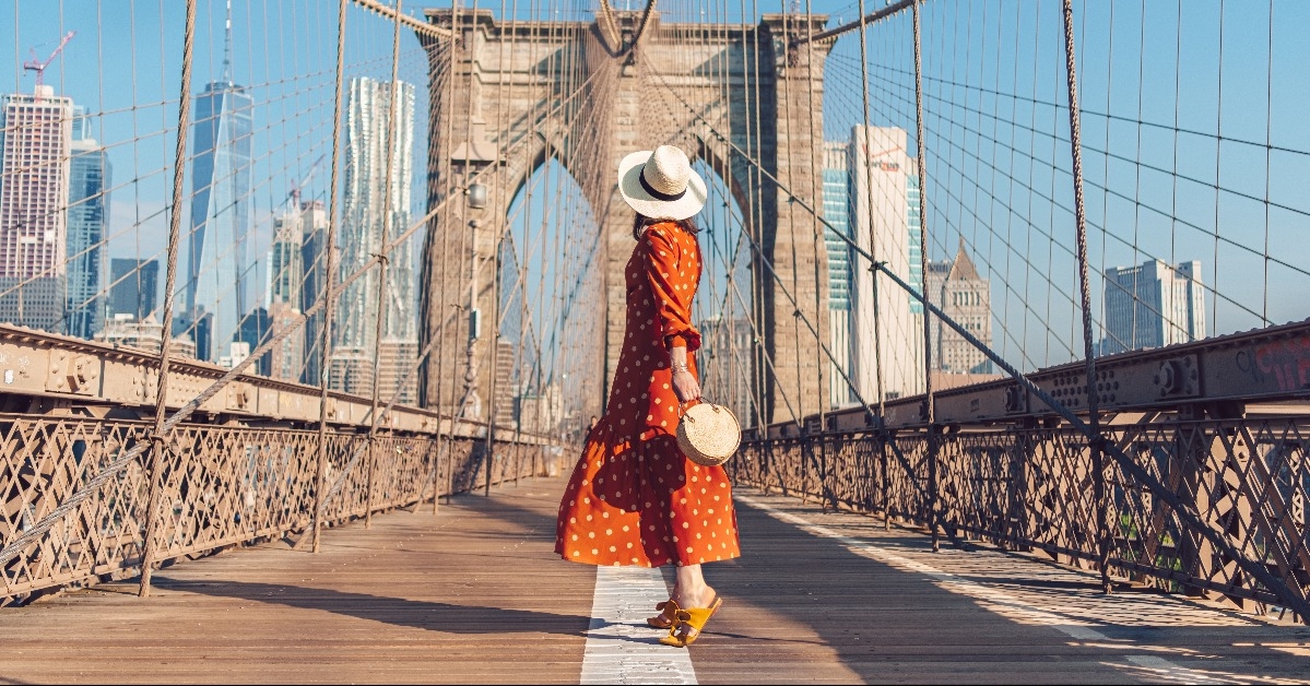 tourist on the Brooklyn Bridge