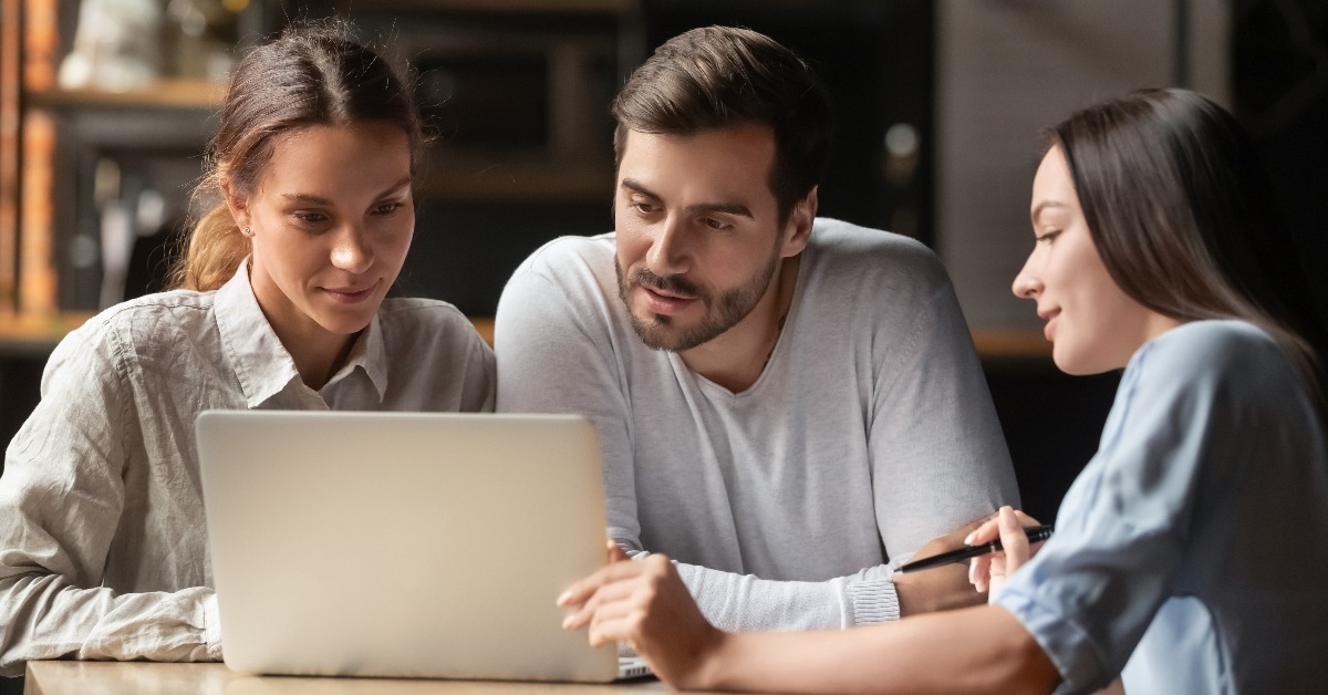 mortgage broker consult couple showing online presentation