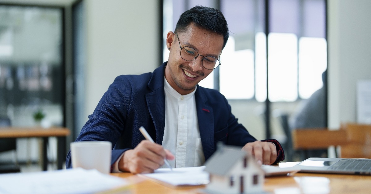 customer is signing the contract document