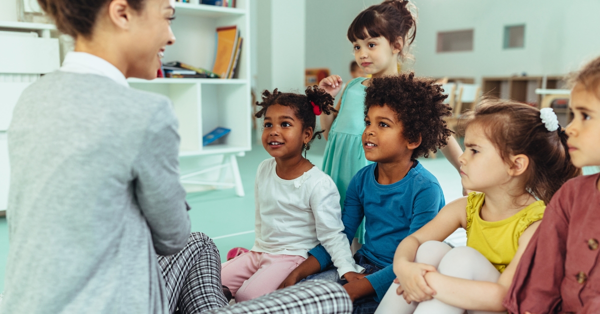 teacher talking to kindergarten students