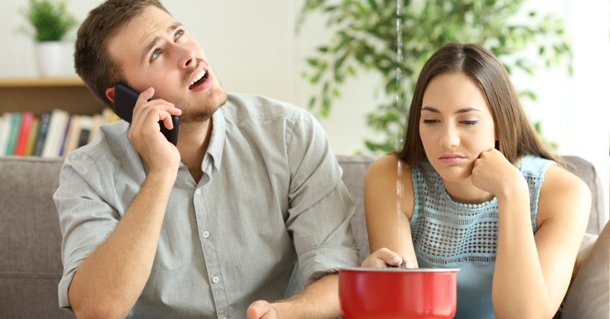 couple complaining about water leakage at home