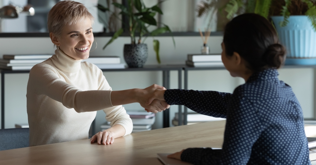 hr manager shaking female job candidate hand