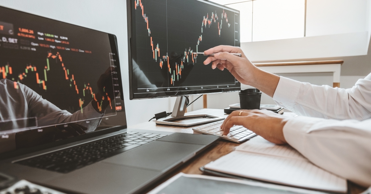 man discussing analysis graph stock market trading
