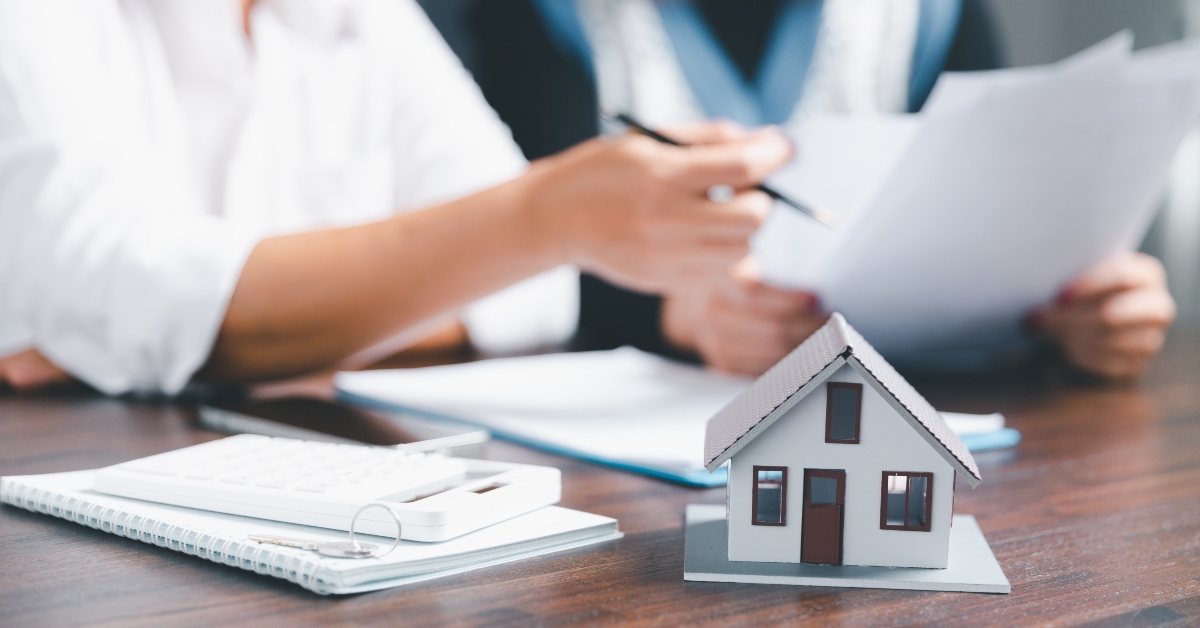real estate agents offer contracts to purchase