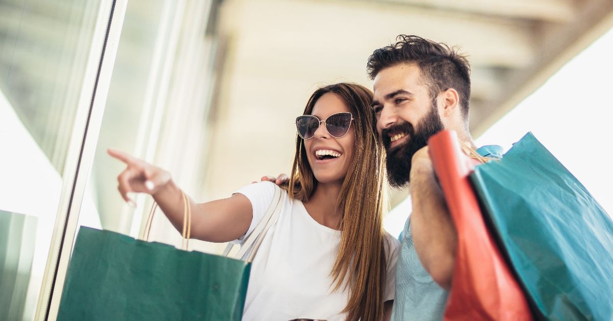 couple holding shopping bags 