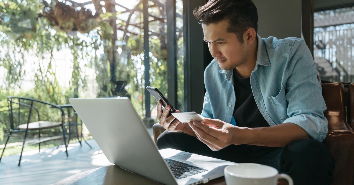 man hands using smartphone and laptop at the coffee shop