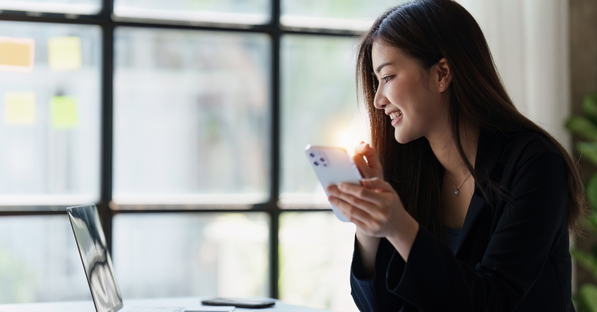 businesswoman completes KYC using an online banking program
