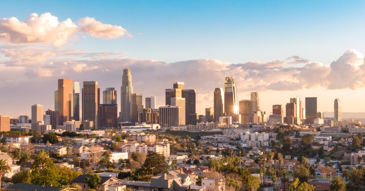beautiful houses with skylines in background at downtown los angeles during day time with clear sky