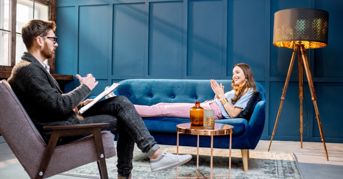 woman visiting male psychologist 